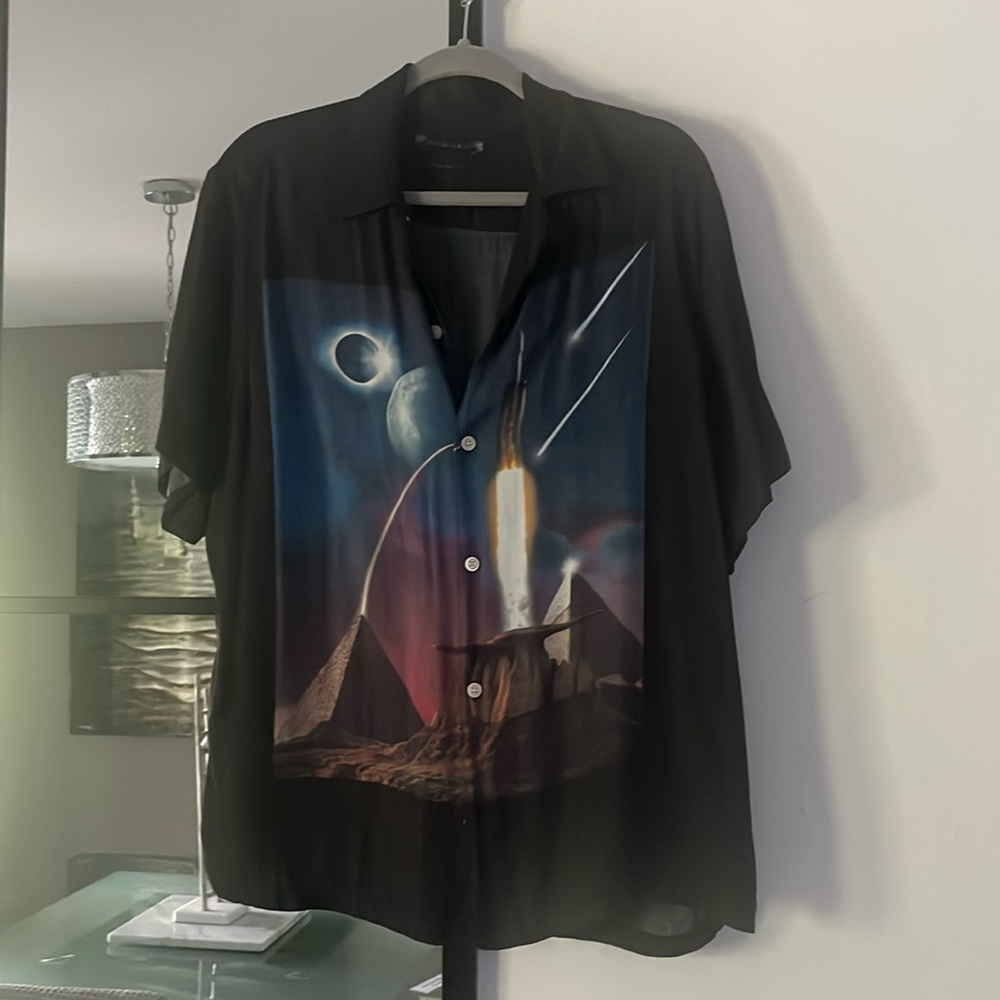 Worn only once for an event. Black shirt worh a cool picture.